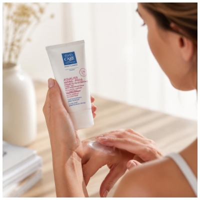 Eye Care Cosmetics Aqualiss Main - Pieds