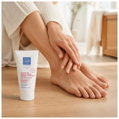 Eye Care Cosmetics Aqualiss Main - Pieds