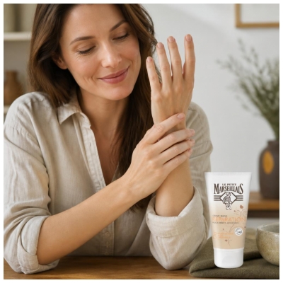 Le Petit Marseillais Crème Mains Réparatrice Peaux Abimées et Desséchées Beurre de Karité Aloès et Cire d'Abeille - 1 Tube de 75 ml