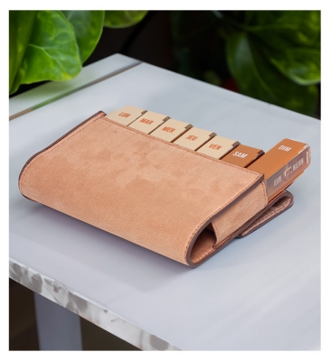 Plic Care Pilulier Hebdomadaire 7 Compartiments de 4 Cases - Couleur : Velours et Aspect Croco Rose